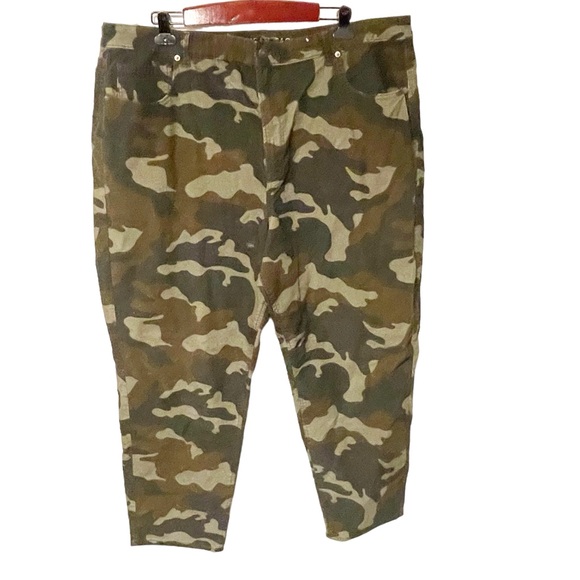 American Eagle Outfitters Denim - American Eagle Plus Sz 22 Green High Rise Corduroy Camo Mom Jeans‎ Super Stretch